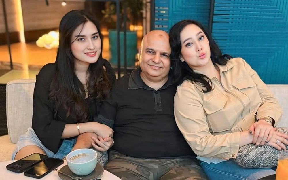 Angbeen Rishi bersama ayah, Tommy Rishi, dan ibu sambungnya, Tya. [Instagram]